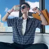 Camisa Xadrez de Manga Curta em Camadas Falsa de Duas Peças para Homens, Top Fino de Meia-Manga para o Verão com Frente Meio Aberta e Patchwork Casual