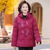 Novo casaco de inverno de algodão com enchimento de plumas para mães, com forro de fleece adicional e espessura extra, um estilo de corte solto adequado para mulheres de meia-idade e idosas, e um novo design de estilo chinês