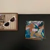 ¡Pequeña literatura y arte gris! Pañuelo Cuadrado Pequeño de Algodón Estampado Azul y Rojo Vintage Estilo Coreano Pañuelo Versátil de Alta Calidad