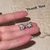 Brincos Pequenos e Delicados de Estrela de Cinco Pontas com Microincrustação de Diamante para Mulheres, Brincos Versáteis de Personalidade de Nicho, Brincos de Moda de Luxo Leve