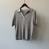 Camisa Polo Retrô de Tricô com Tranças Beishan Tung Árvore Feminina Outono Ombro Caído Gola V Camada Base Manga Curta Top P518