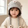 Chapéu de tricô infantil quente para outono e inverno, cobrindo as orelhas, com design floral fofo, à prova de vento e espessado, adequado para meninos e meninas