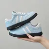 Nueva colección otoño 2026 de zapatillas para niñas con suela gruesa, zapatos blancos versátiles para estudiantes, transpirables y antideslizantes, estilo de entrenamiento alemán, para niños