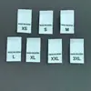 Etiquetas de Talla en Stock al por Mayor Planas de Doble Tejido Etiquetas de Origen con Letras Entrega Directa de Fábrica Accesorios Universales para Ropa