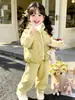 Conjunto de Tres Piezas de Terciopelo Plus para Otoño/Invierno Infantil 2026 Estilo Nuevo Muy Elegante Cálido Estilo Coreano para Niñas Bebé Ropa de Invierno Ropa Infantil