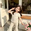 Novo Conjunto de Verão para Meninas 2026, Camiseta Fofa de Manga Curta Estilo Coreano, Conjunto de Duas Peças com Calça Flare Listrada para Crianças