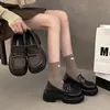Mocasines Retro Nuevos de Moda Slip-on Suela Gruesa 2026 Hebilla Metálica Tacón Grueso Zapatos de una Sola Pieza Estilo Británico Zapatos Pequeños de Cuero Mujer