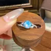 Producto estrella de transmisión en vivo de TikTok: Anillo de fuegos artificiales de topacio y aguamarina para mujer, diseño de alta gama con incrustación de diamante de alto carbono talla marquesa
