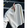 Camiseta negra de manga larga con cuello en V para hombre, colección de otoño, con un diseño texturizado y calado, perfecta como capa base o prenda interior.