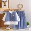 Conjunto de Ropa de Primavera para Niñas 2026 Nuevo Estilo Chaleco de Mezclilla para Bebé Conjunto de Ropa de Tres Piezas con Mangas Largas a la Moda para Bebés Niñas Tendencia