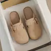 Sapatos femininos estilo Birkenstock mais vendidos, nova coleção outono 2026, sapatos baixos retrô em camurça, mocassins slip-on com design de bico fechado