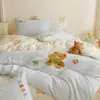 Juego de cama de cuatro piezas, grueso, cepillado, 100% algodón, con estampados de dibujos animados, que incluye fundas de edredón bordadas y toallas de jacquard, sábanas de algodón puro y un juego de tres piezas para camas individuales