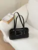 Bolsa de ombro feminina com design único 2026 nova bolsa vintage com fivela de cinto para sob o braço para mulheres, bolsa estilosa de motociclista, bolsa baguette