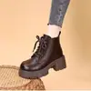 Botas Martin curtas de pelúcia com bico redondo para mulheres, novo estilo outono e inverno 2026, estilosas, que aumentam a altura, retrô britânico, botas curtas que emagrecem