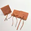 Bolsa de alta gama con solapa de microfibra para moño, para joyería, anillos de oro y empaque de regalos pequeños; logo personalizable disponible