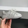 Tênis coreanos de moda estilo vintage decorativos com cadarço frontal clássico, produto novo para o início do outono de 2026 para meninos e meninas