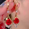 Brincos de Flor Rosa Vermelha Populares em 2026, Sensação de Luxo Leve e de Alta Qualidade, Pingentes de Orelha de Diamante Cintilantes, Acessórios de Orelha Modernos e Elegantes