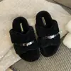 Chinelos de Pelo com Fivela Dourada Pequena Femininos 2026 Outono/Inverno Novos Versáteis Casuais para Usar ao Ar Livre Chinelos de Pelo Espessados com Pelúcia Adicional Sapatos de Algodão