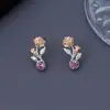 2026 Brincos Stud Pingente Flor Rosa Estéreo Duas Cores Cravejados com Diamante Conjunto de Corrente para Clavícula Sentido de Luxo Leve High-End Atacado