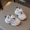 Tênis Esportivo Infantil 2026 Novo Modelo com Fivela de Botão, Superfície em Malha, Respirável, Sola Macia, Antiderrapante, Versátil Casual Sapatos de Pai para Meninos e Meninas