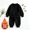 Conjunto básico de duas peças para crianças, com moletom forrado de fleece estilo coreano, cor sólida, e calça de cintura elástica, comprimento até o tornozelo, disponível em várias cores, um conjunto quente para outono/inverno