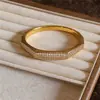 Pulseira de Fivela Geométrica de Zircônia Europeia e Americana Transfronteiriça Levemente Luxuosa de Alta Qualidade Exquisita Anel de Mão Temperamento Retrô Joia de Mão Versátil para Mulheres