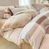 Juego de ropa de cama de cuatro piezas de terciopelo de leche, nuevo diseño de dibujos animados 2026, juego de sábana y funda de edredón de vellón de coral para invierno