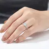 Anel Torcido Cruzado para Mulheres, Um Quilate, Luxo Leve, Anel de Diamante de Noivado e Pedido de Alta Qualidade, Design de Nicho, Anel para o Dedo Indicador