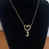 Collar de Acero de Titanio con Colgante de Corazón de Gama Alta y 26 Letras Inglesas para Mujer, Cadena para Clavícula con Apellido, Nicho de Lujo Ligero, Celebridad de Internet para Mejor Amiga