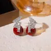 Exquisitos Aretes de Angora Rojo con Tachuelas de Diamante y Efecto Goteo de Aceite, Aretes Retro Elegantes de Otoño e Invierno, Aretes de Lujo Ligero y de Alta Gama para Mujer