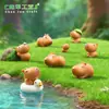 Paisagem em miniatura com um chapéu de folha de lótus fofo, figura de capivara, decoração de jardinagem, ornamento DIY, pequena peça decorativa