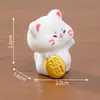 Micro-Paisaje Creativo Lindo Gato de la Suerte Figura Kawaii Muñeca de Granos Casa de Muñecas DIY Accesorios Decorativos Tablero de Coche Escritorio Adornos Pequeños