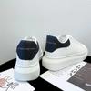 Novos Tênis Brancos Mcqueen 2023 para Mulheres, Sapatos Esportivos Casuais Estilo Coreano, Tênis Versáteis, Sapatos para Casal, Sapatos de Pai, Sapatos de Solado Grosso
