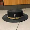 Sombrero de paja de ala plana con marca R para mujer, vacaciones de verano en la playa, protección solar, sombrero fresco, personalidad, letra, cinturón de cuero, sombrero de playa