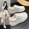 Tênis Brancos Respiráveis de Malha para Verão Feminino 2026 Nova Versão Coreana Ultra-Leve com Sola Grossa Aumentador de Altura Casual Versátil Sapatos Esportivos