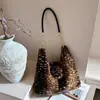 Bolso de felpa moteado retro de invierno de nicho estilo coreano, nueva colección 2026, de alta gama, moderno y con textura, bandolera con cadena