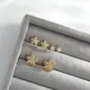 2026 Nuevo Modelo Set de Tres Pares de Aretes de Una Tarjeta, No Necesitan Quitarse al Dormir, Aretes Pequeños de Margarita, Aretes para Estudiantes