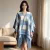 Bufanda de cuadros versátil para otoño e invierno para mujer, chal de viaje, cachemira sintética, estilo étnico de comercio exterior europeo y americano, con abertura, capa engrosada