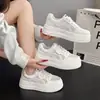 Zapatos deportivos casuales blancos cómodos de malla transpirable populares para mujeres menudas, zapatillas nuevas de otoño 2026 con suela gruesa para aumentar la altura