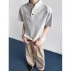 2026 Camiseta de Manga Corta Estilo Americano con Cuello Polo Henley para Hombre Verano Nuevo Top Desestructurado Holgado de Manga Corta Moda Masculina