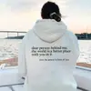 O Slogan Atrás de Mim do Homem-Cervo é uma Frase Poderosa para a Saúde Mental das Mulheres, Independentemente do Gênero
