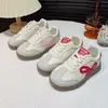 Zapatos blancos de diseño único estilo coreano dulce para niñas, nuevos y versátiles zapatos deportivos ligeros primavera-verano 2026 para estudiantes de primaria