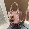 Comércio exterior este ano popular estilo estrangeiro bolsa de balde portátil feminina 2025 nova moda pequena bolsa de trabalho bolsa de mensageiro