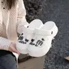 Zuecos de plataforma de verano para mujer con suelas gruesas, zapatos de jardín cerrados que aumentan la altura, bonitas decoraciones florales, pantuflas versátiles para exteriores