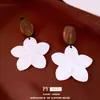 Brincos pingente de flor em concha de madeira com agulha de prata para mulheres, design de nicho com uma vibe artística de alta qualidade, brincos femininos versáteis e estilosos