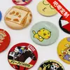 Broche de Peluche Personalizado para Alivio del Estrés Patrón de Dibujos Animados Insignia Redonda de Anime Cultural Creativo de Celebridades Insignia de Peluche Versión Q