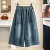 Foto real de ropa para mujer de talla grande: jeans crop rasgados de moda para chicas talla grande, pantalones de pierna ancha de verano para tipos de cuerpo de pera