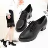 Zapatos de corte bajo para mujer para madres, nueva moda otoño 2026 versátiles de tacón alto de bloque punta fina tacón medio zapatos profesionales de piel