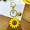 Llavero de girasol transfronterizo, llavero de cara sonriente, lindo accesorio para bolsa, decoración colgante al por mayor, colgante de girasol