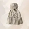 Novo gorro de tricô outono e inverno com logo personalizado, afina o rosto, forrado com fleece, espessado, à prova de vento, quente, com design torcido e pompom